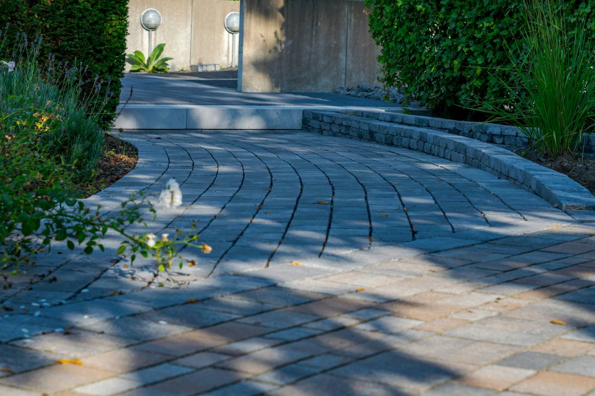 how to install garden edging with metal strips defining a flower bed